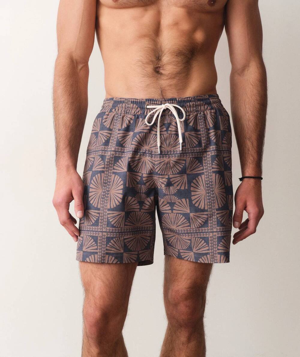 NEW MARINE LAYER lined sport & swim short in brown/ navy geo fan print